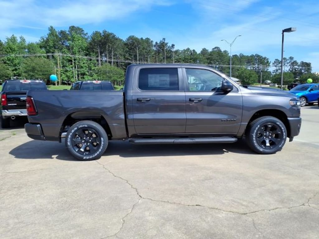 New 2026 Ram 1500 EXPRESS CREW CAB 4X4 5'7 BOX Pickup