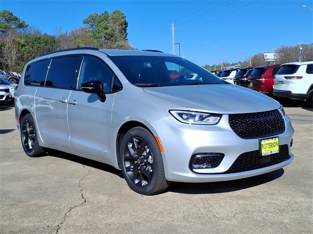 2026 Chrysler Pacifica Select's photo