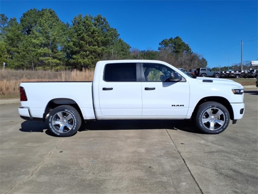 New 2026 Ram 1500 EXPRESS CREW CAB 4X2 5'7 BOX Pickup