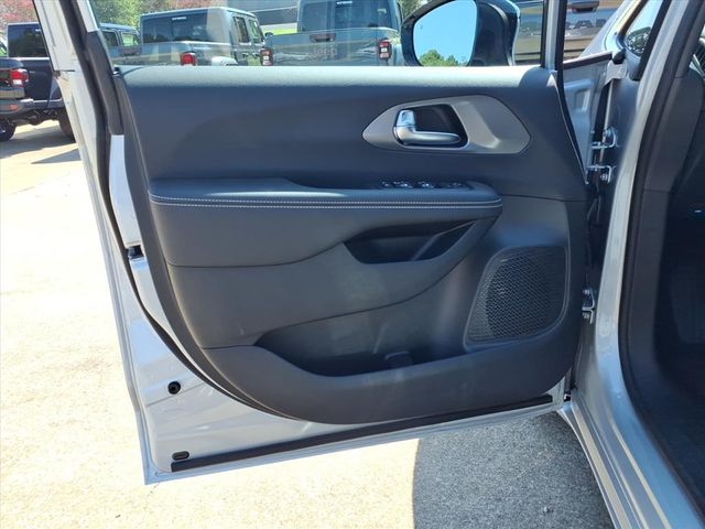 2026 Chrysler Voyager LX - Photo 17