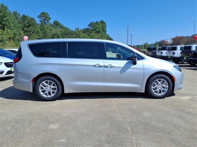 2026 Chrysler Voyager LX photo 2
