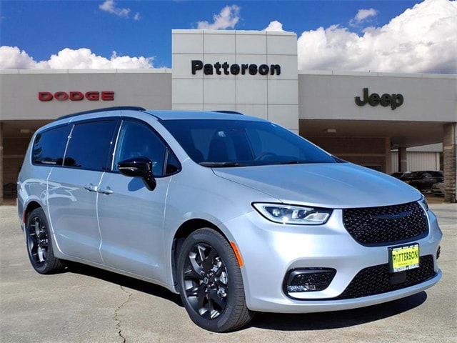 2026 Chrysler Pacifica Select's photo