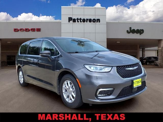 2023 Chrysler Pacifica Touring L's photo