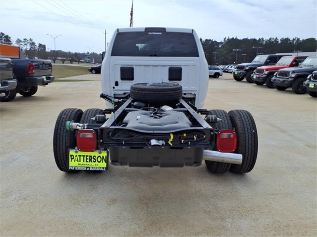 New 2026 Ram 3500 Chassis Cab TRADESMAN CREW 4X4 60' CA Pickup