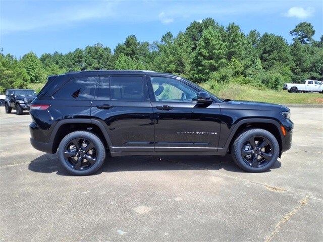 2025 Jeep Grand Cherokee Limited photo 2