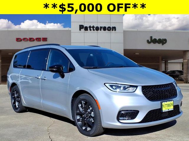 2026 Chrysler Pacifica Select's photo