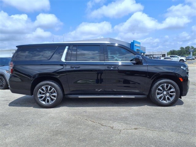 2021 Chevrolet Suburban LT photo 2
