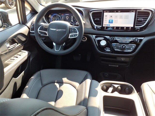 2026 Chrysler Voyager LX photo 4