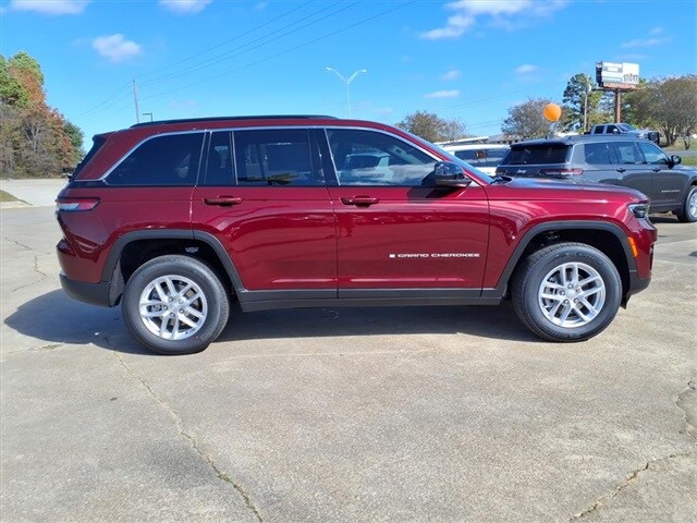 2025 Jeep Grand Cherokee Laredo photo 2