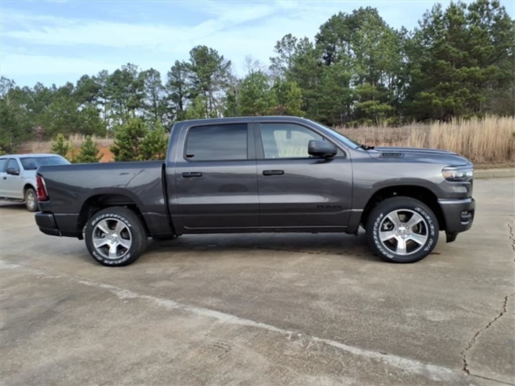 New 2026 Ram 1500 EXPRESS CREW CAB 4X2 5'7 BOX Pickup