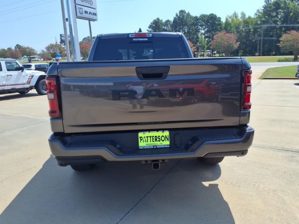 New 2026 Ram 1500 EXPRESS CREW CAB 4X2 5'7 BOX Pickup