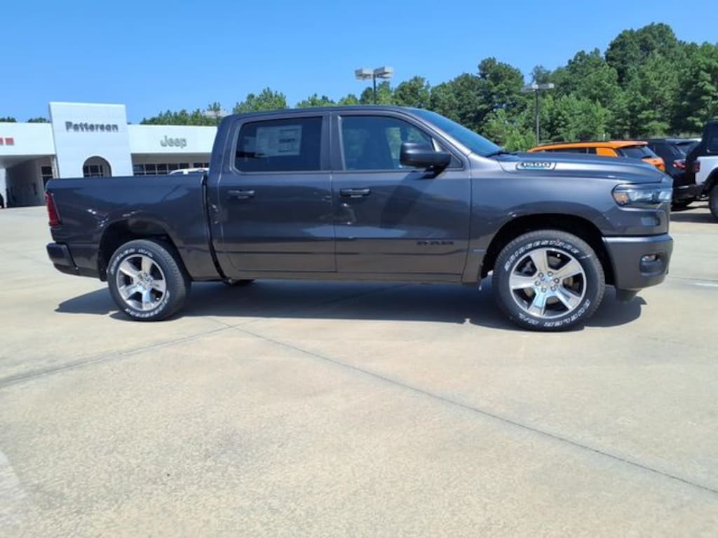 New 2026 Ram 1500 EXPRESS CREW CAB 4X2 5'7 BOX Pickup