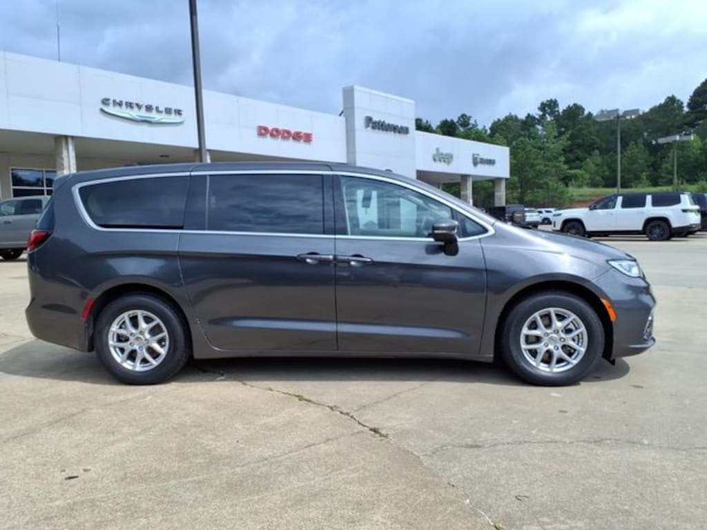 Used 2023 Chrysler Pacifica Touring L Van Passenger Van