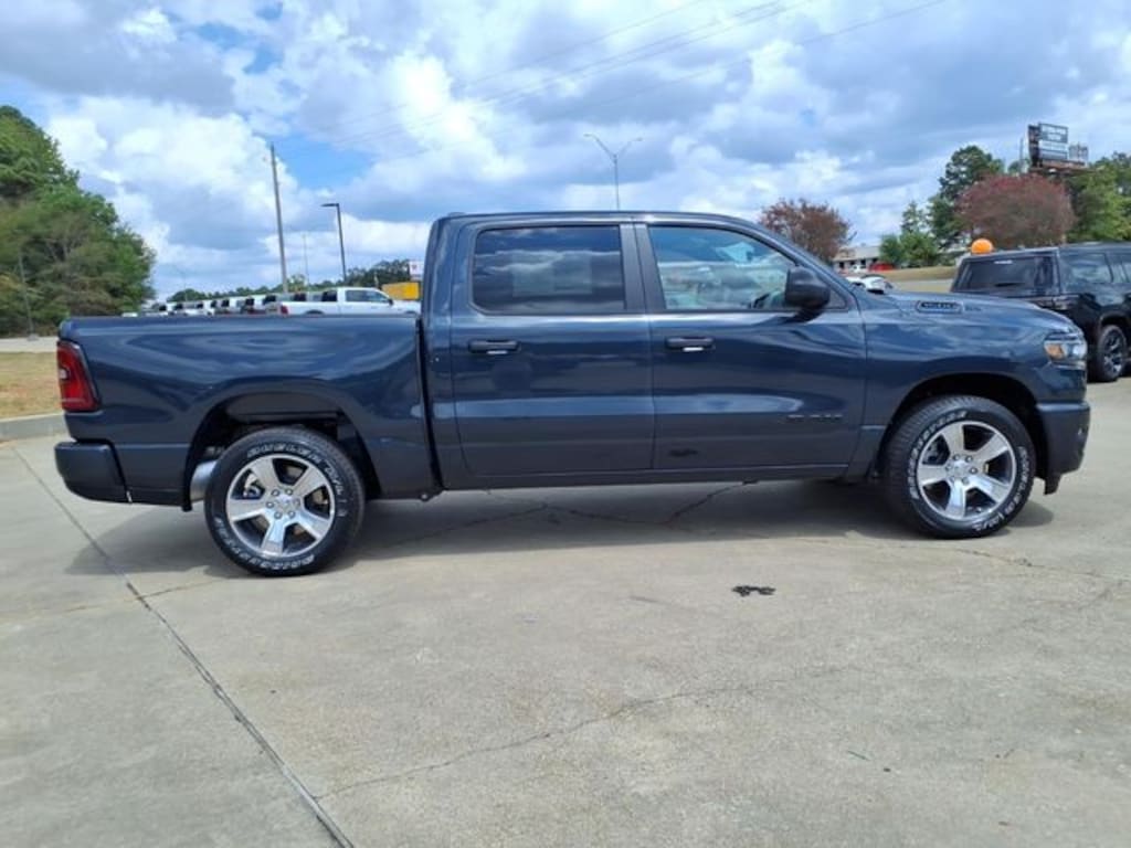 New 2026 Ram 1500 EXPRESS CREW CAB 4X2 5'7 BOX Pickup