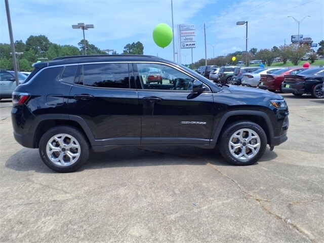 2025 Jeep Compass Latitude photo 2