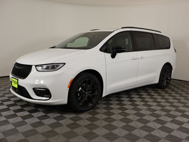 2025 Chrysler Pacifica Limited's photo