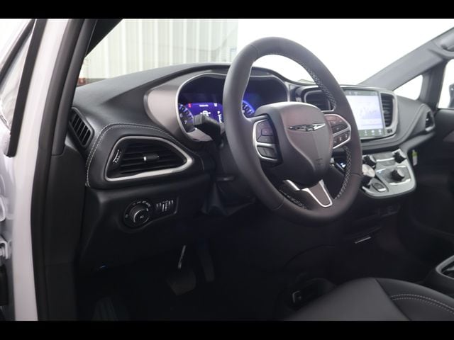 2026 Chrysler Pacifica Select - Photo 18