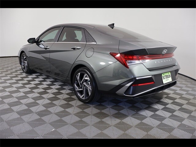 2025 Hyundai Elantra SEL Convenience photo 3