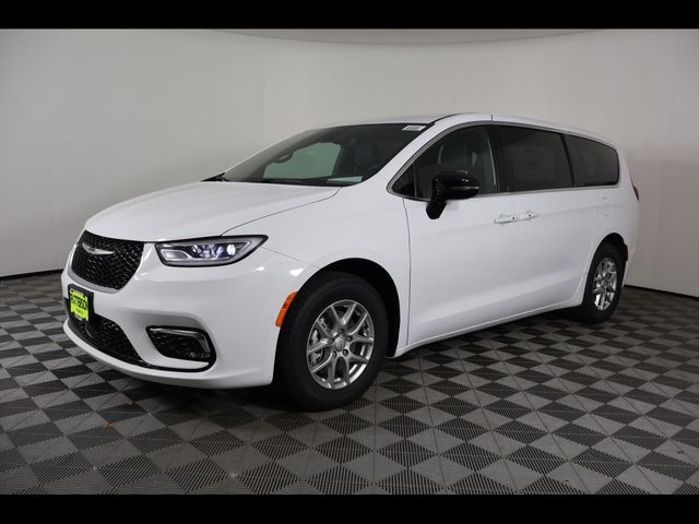 2026 Chrysler Pacifica Select's photo
