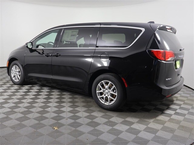 2025 Chrysler Voyager LX photo 4