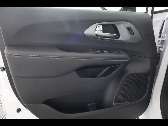 2026 Chrysler Pacifica Select - Photo 28