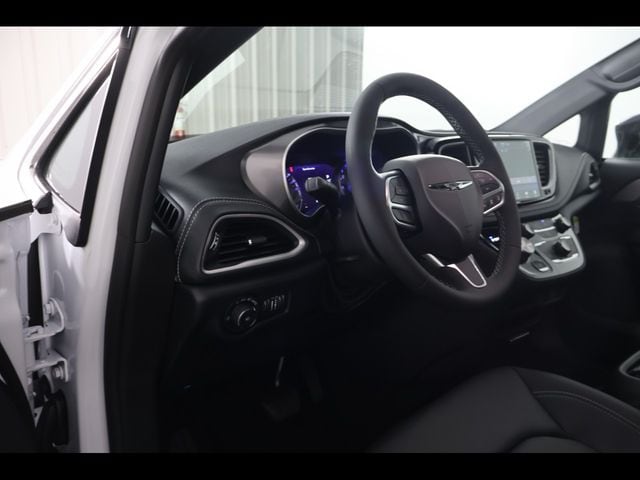 2026 Chrysler Pacifica Select - Photo 19