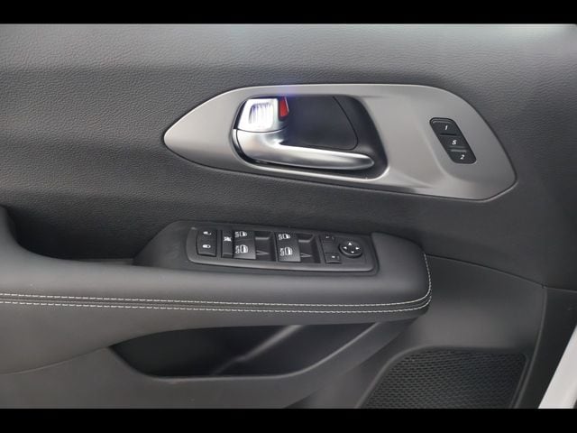 2026 Chrysler Pacifica Select - Photo 29
