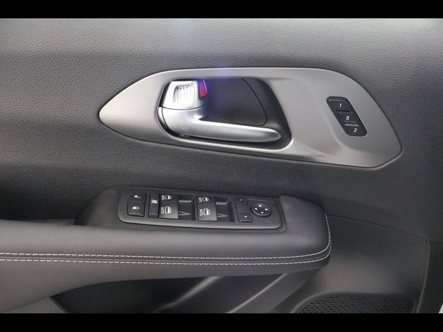2026 Chrysler Pacifica Select - Photo 35
