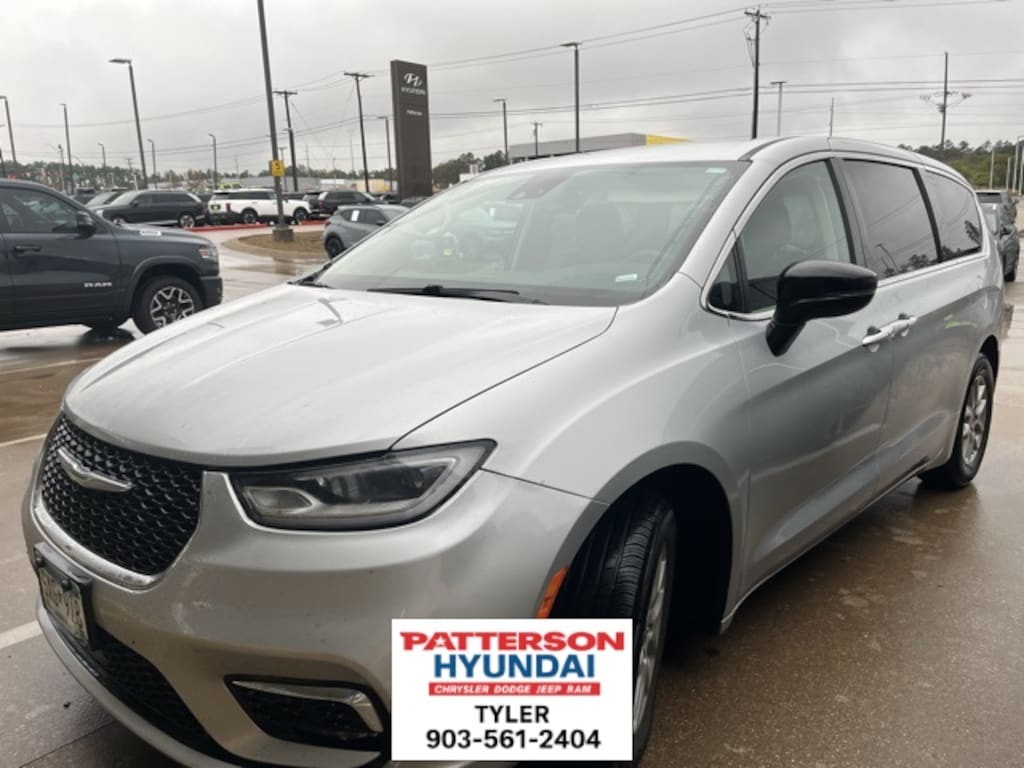 Used 2024 Chrysler Pacifica Touring L Minivan/Van