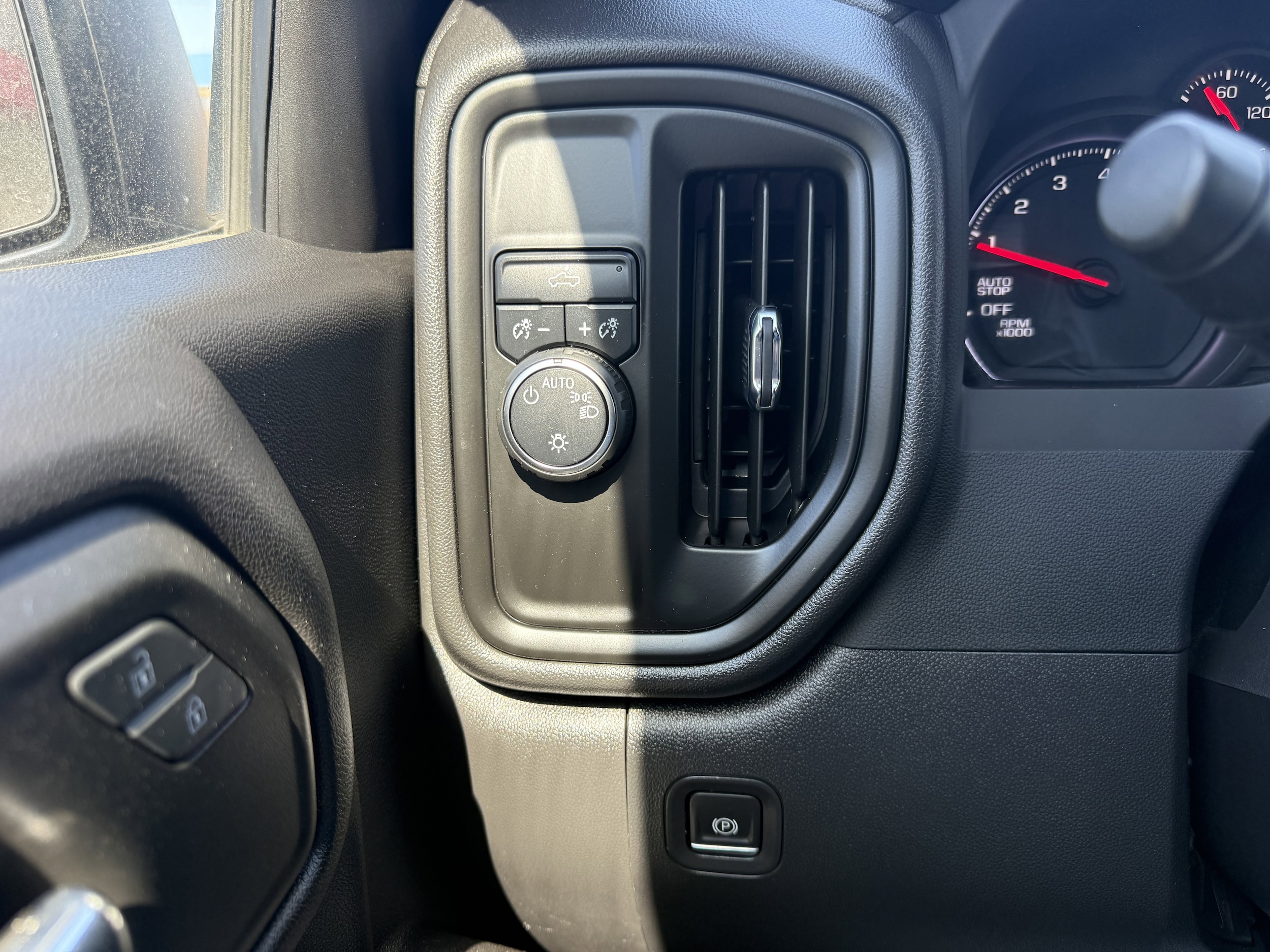 2022 Chevrolet Silverado 1500 Limited Custom - Photo 11