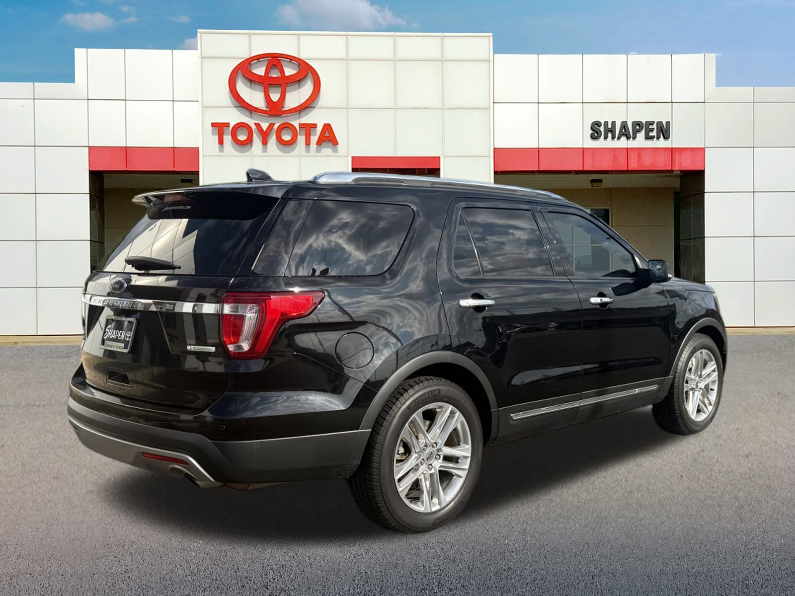 2017 Ford Explorer XLT photo 2