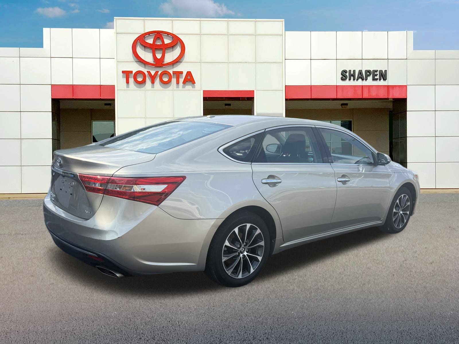 2016 Toyota Avalon XLE photo 2