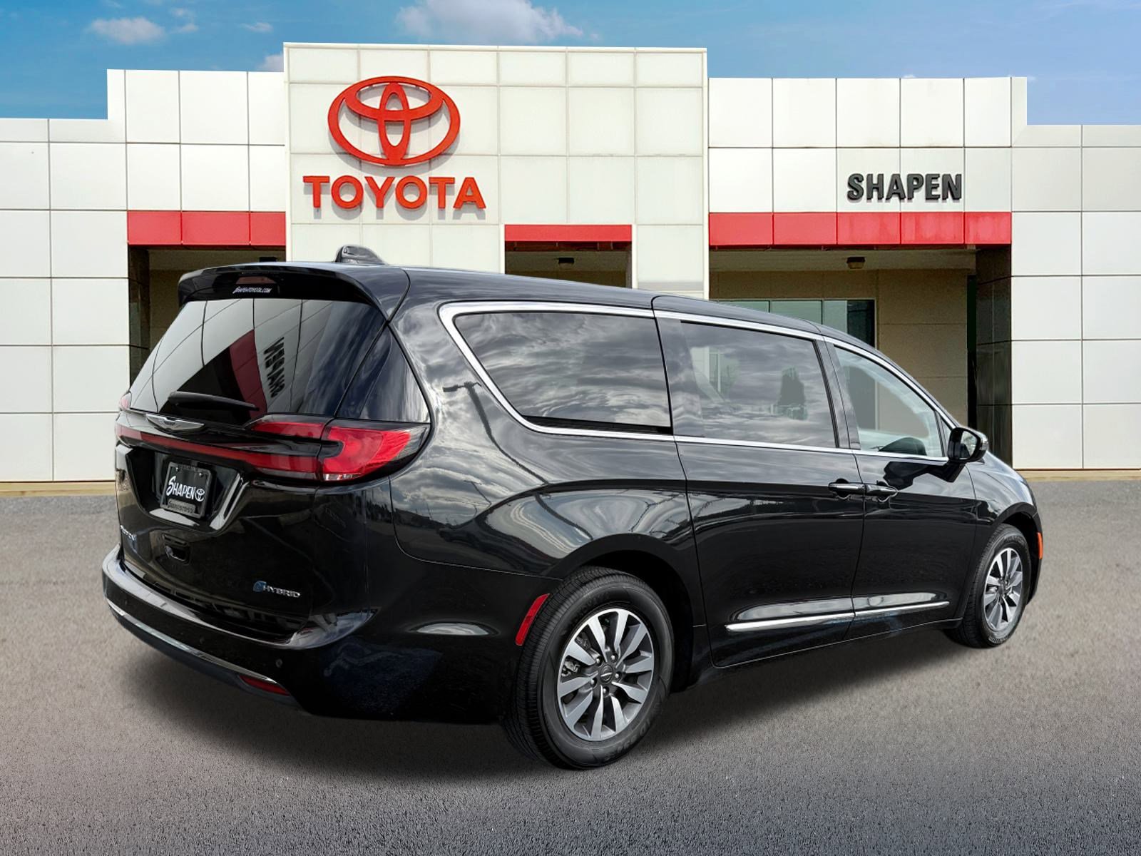 2023 Chrysler Pacifica Hybrid Limited photo 2