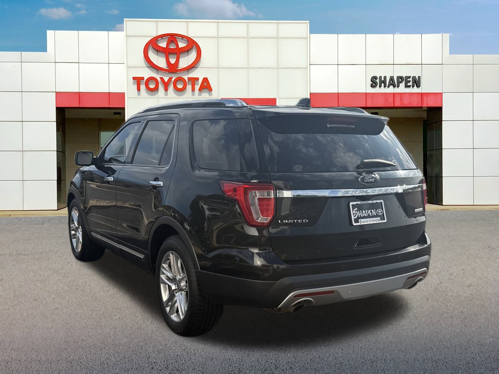 2017 Ford Explorer XLT photo 4
