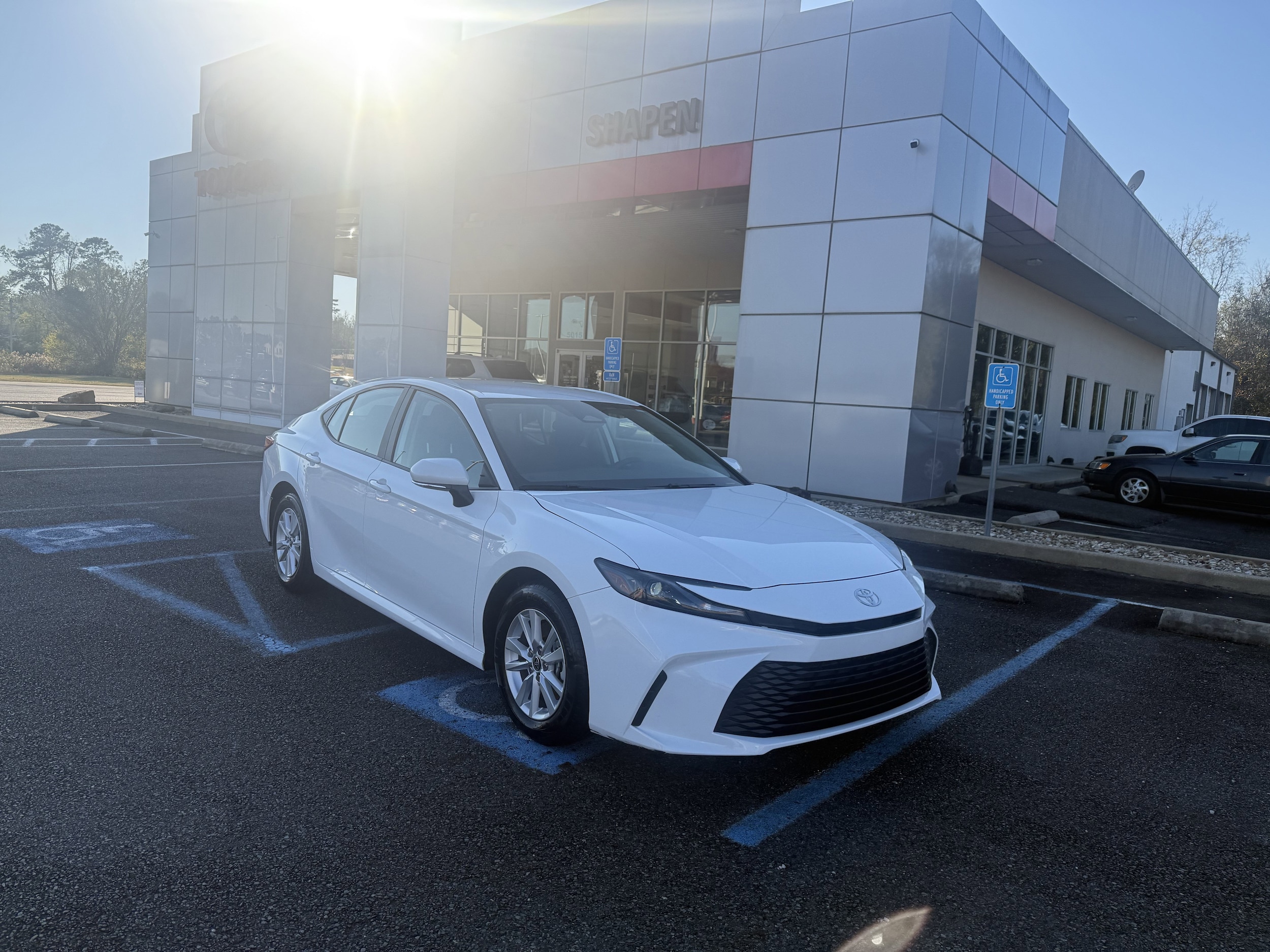 2025 Toyota Camry LE's photo