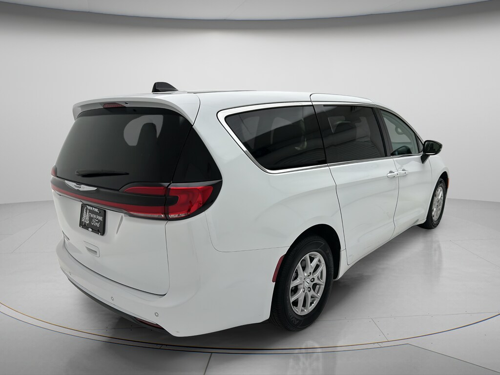 Used 2024 Chrysler Pacifica Touring L Minivan/Van