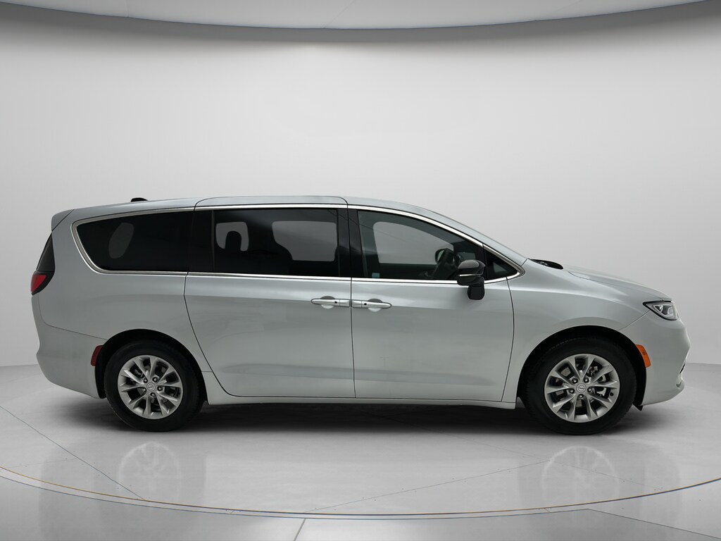 Used 2026 Chrysler Pacifica Limited Minivan/Van
