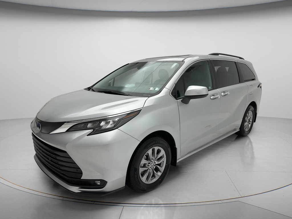 Used 2025 Toyota Sienna XLE Minivan/Van