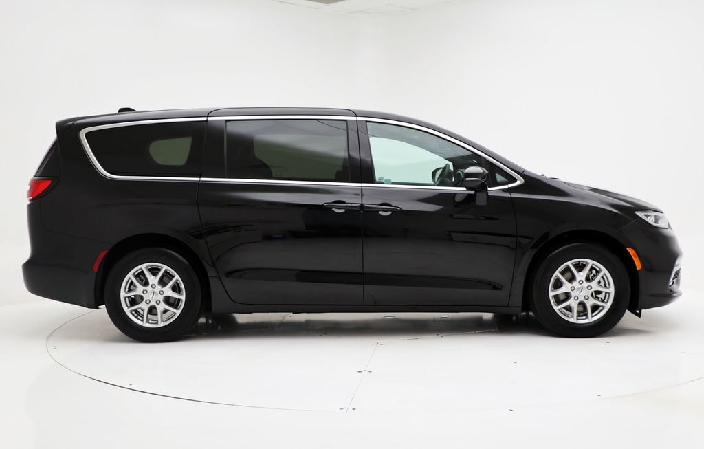 Used 2025 Chrysler Pacifica Select Minivan/Van