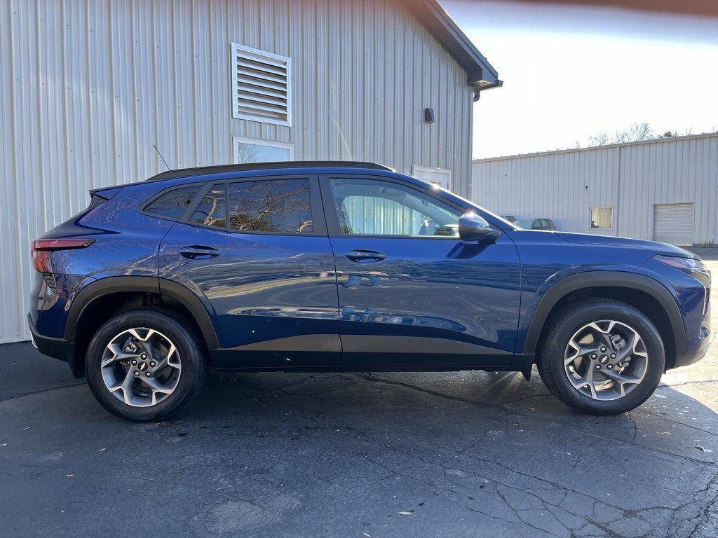 2024 Chevrolet Trax LT photo 3