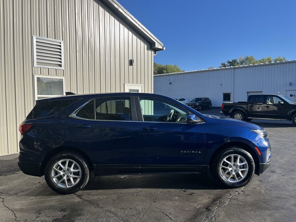 2022 Chevrolet Equinox LT photo 2