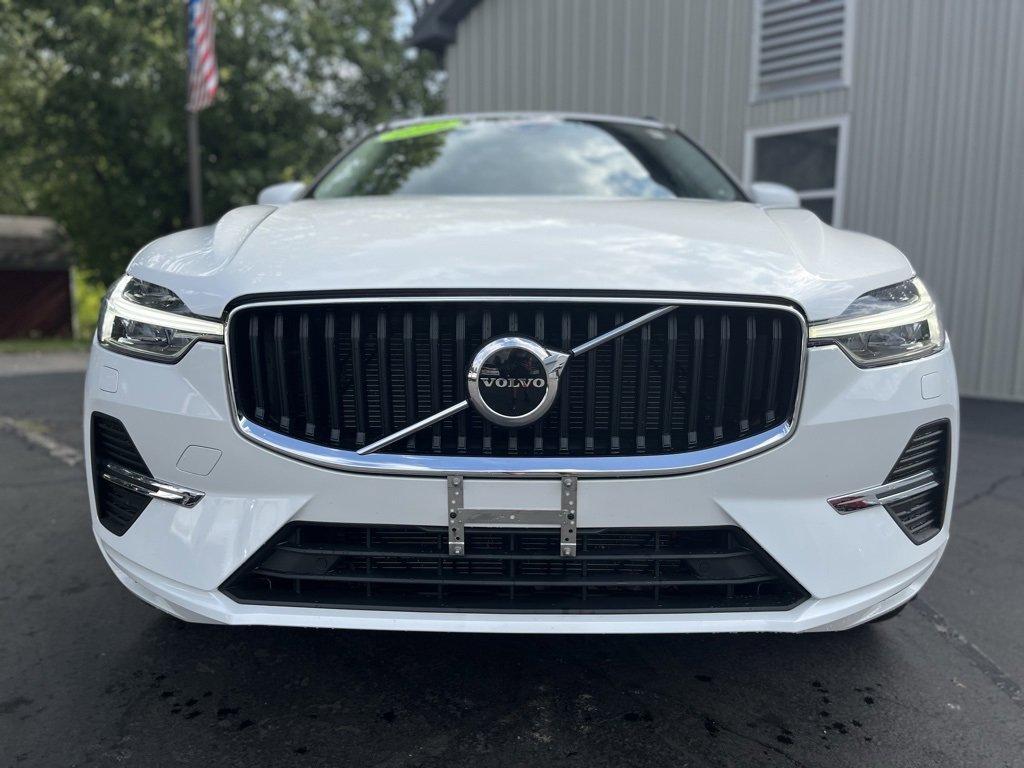 2022 Volvo XC60 B5 Momentum photo 2