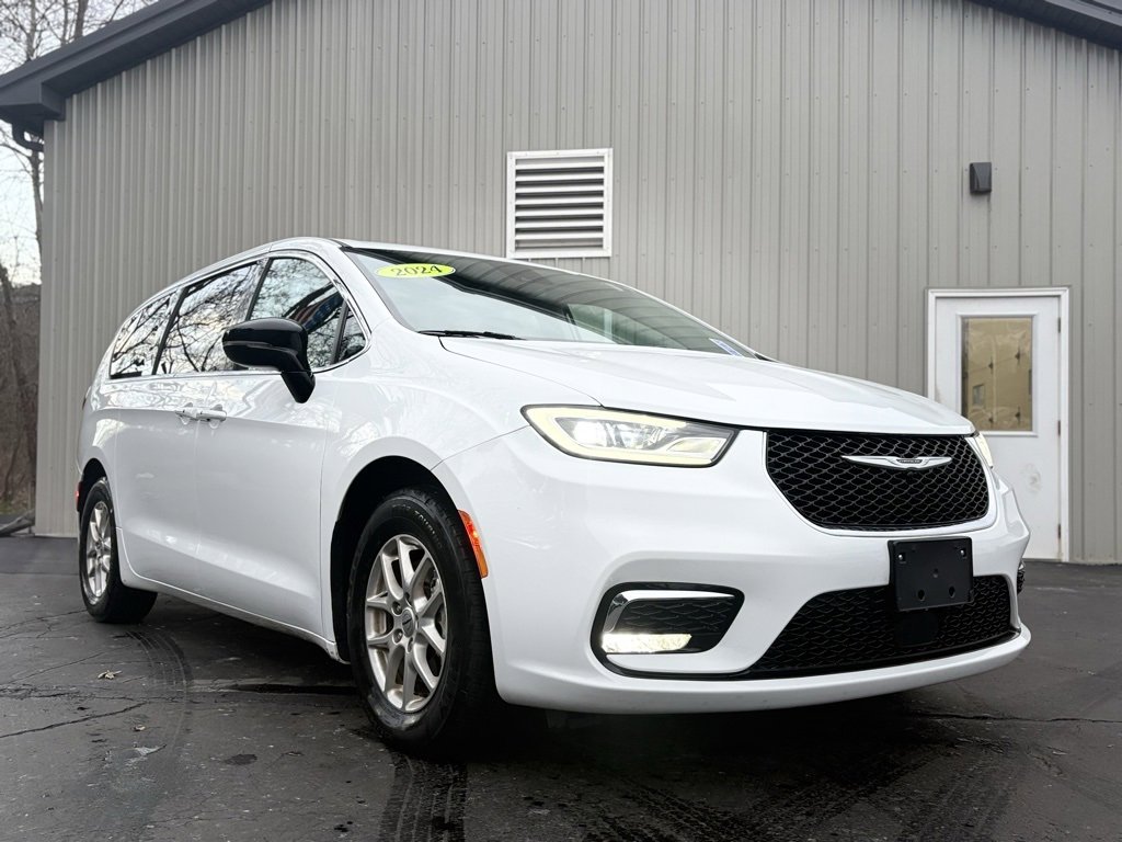 2024 Chrysler Pacifica Touring L photo 2