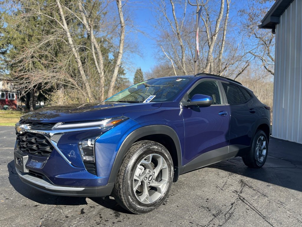 2024 Chevrolet Trax LT photo 2