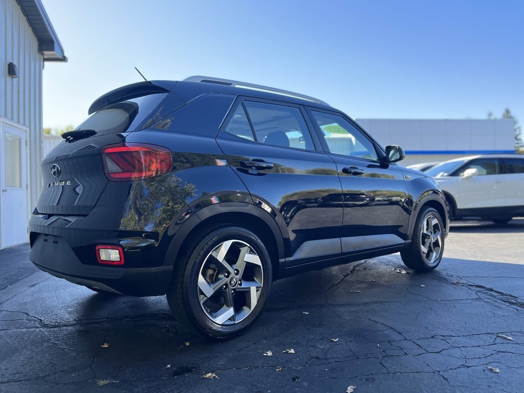 2023 Hyundai Venue SEL photo 2