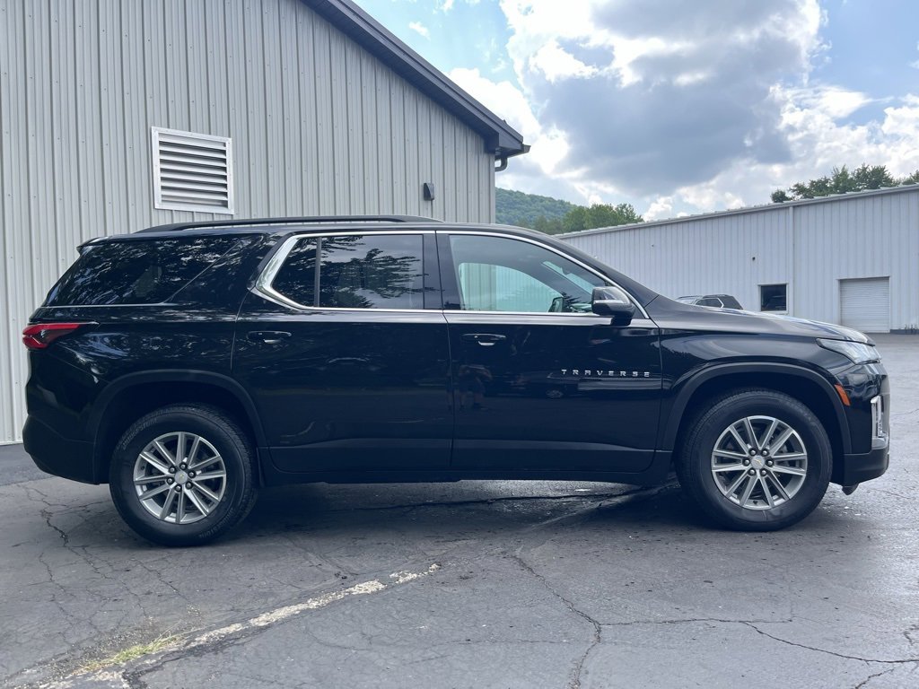 2023 Chevrolet Traverse Cloth photo 2