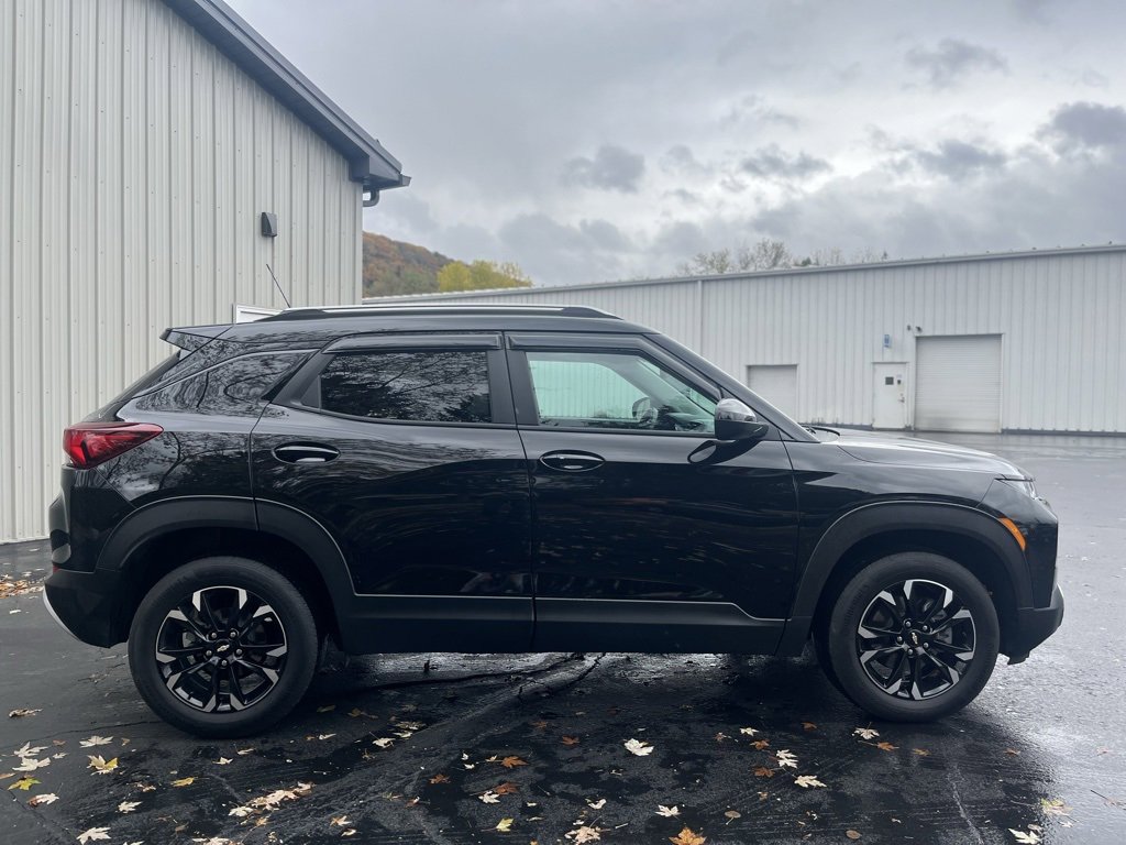 2023 Chevrolet Trailblazer LT photo 2