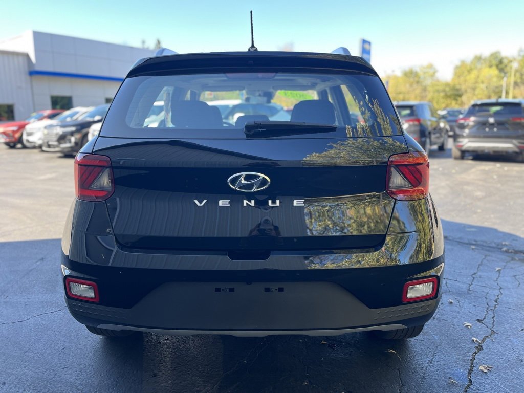 2023 Hyundai Venue SEL photo 4