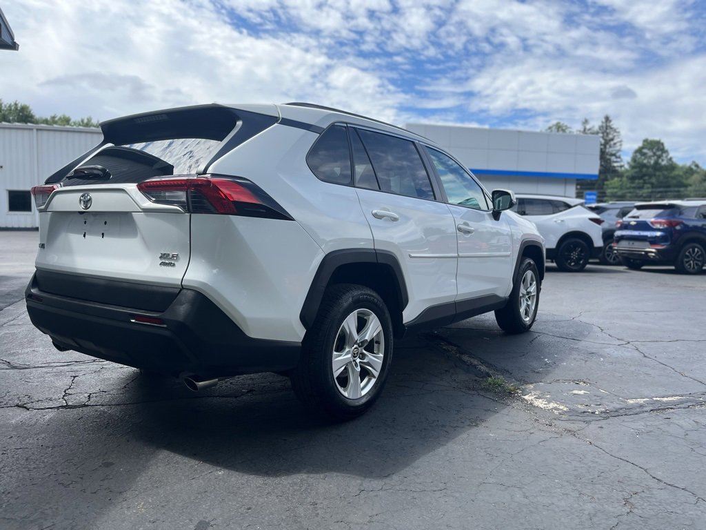 2021 Toyota RAV4 XLE photo 3