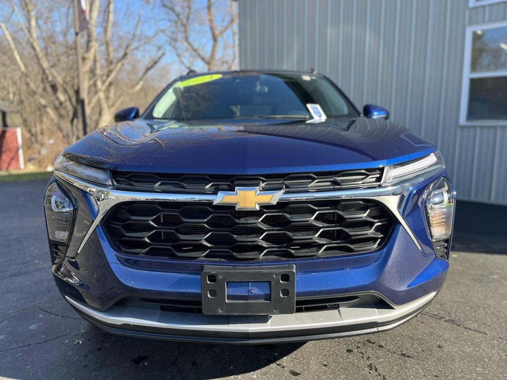 2024 Chevrolet Trax LT photo 2